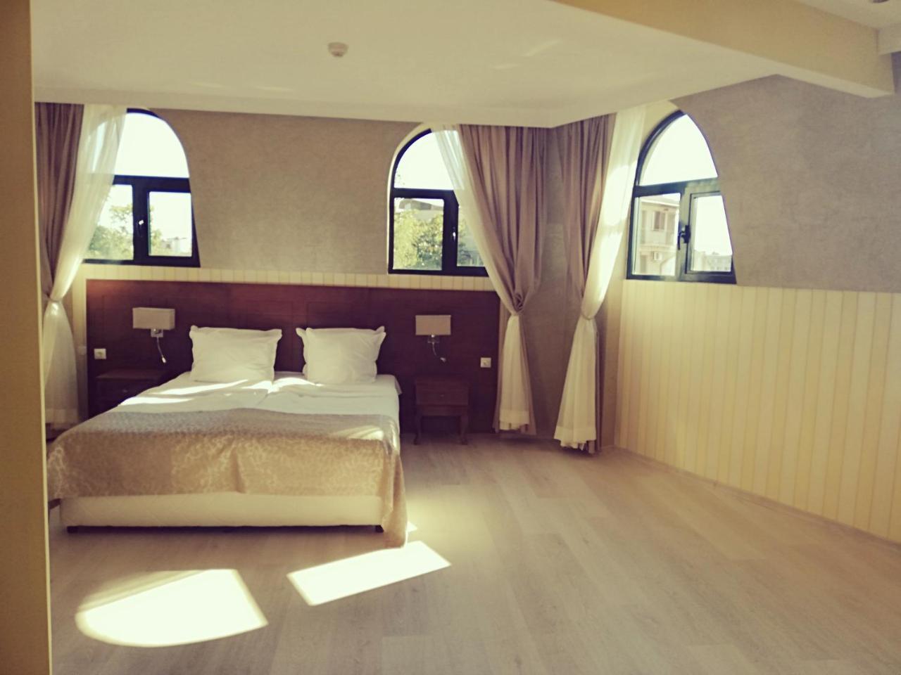 Hotel Plaza Burgasz Kültér fotó